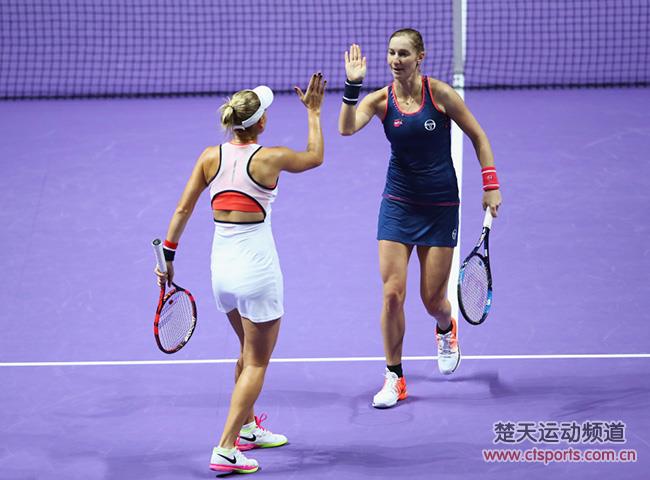 2016年WTA年终总决赛女双1/4决赛比赛视频：马卡洛娃/维斯尼娜vs赫拉德卡/赫拉瓦科娃
